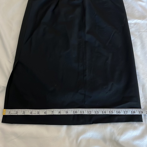 Banana Republic black lined stretch skirt, size 2, side zipper, slit in back - Picture 3 of 10